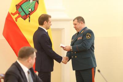 Денису Арапову и Ольге Чуляевой вручили медали МЧС России